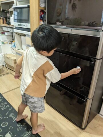 冷蔵庫を掃除してくれる子供