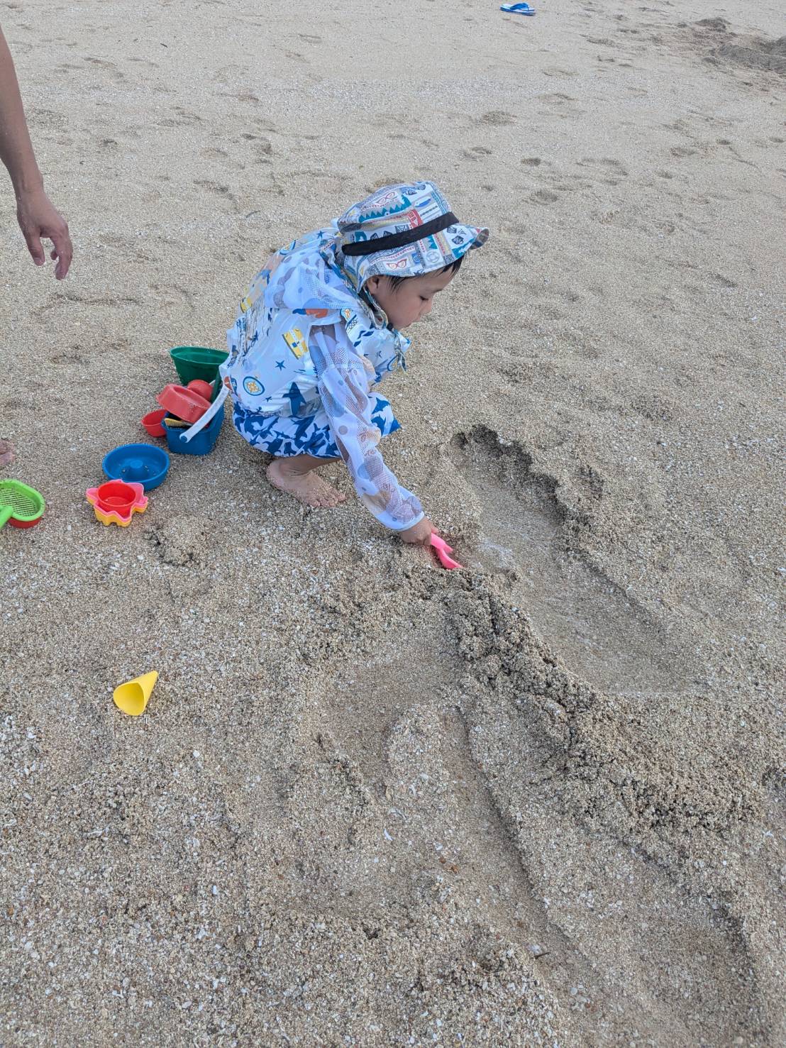 砂浜で遊ぶ子ども