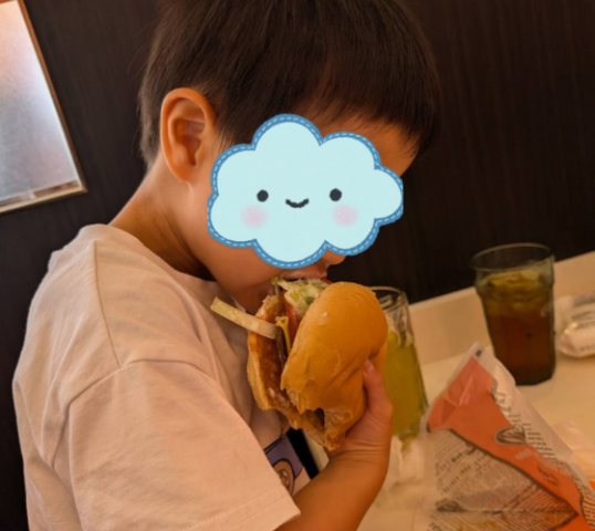 ハンバーガーを食べる子供